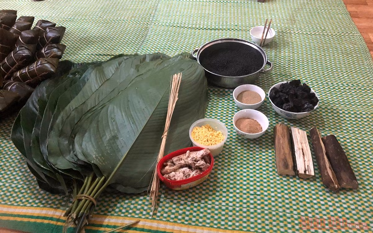 Độc đáo bánh chưng đen Na Kim -0