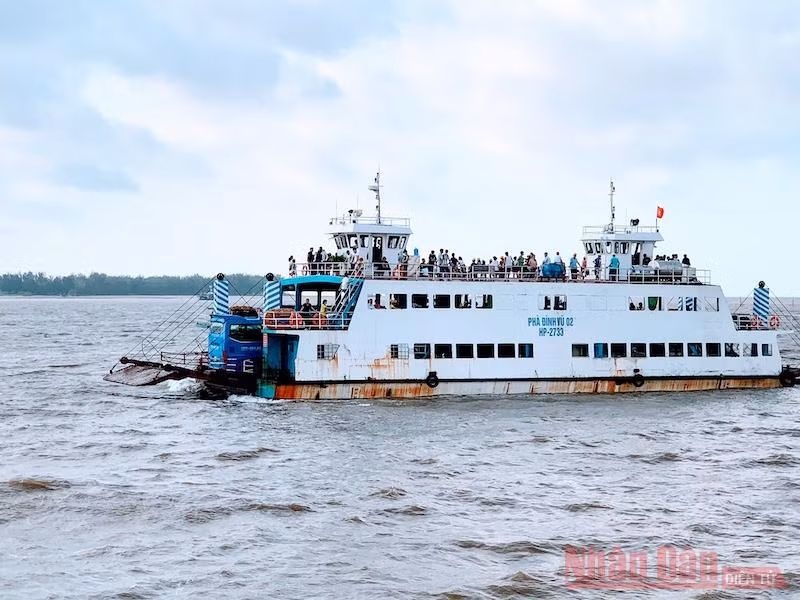 Nghệ An, Thanh Hóa kêu gọi tàu thuyền về bờ và sơ tán dân trước bão số 7 -0