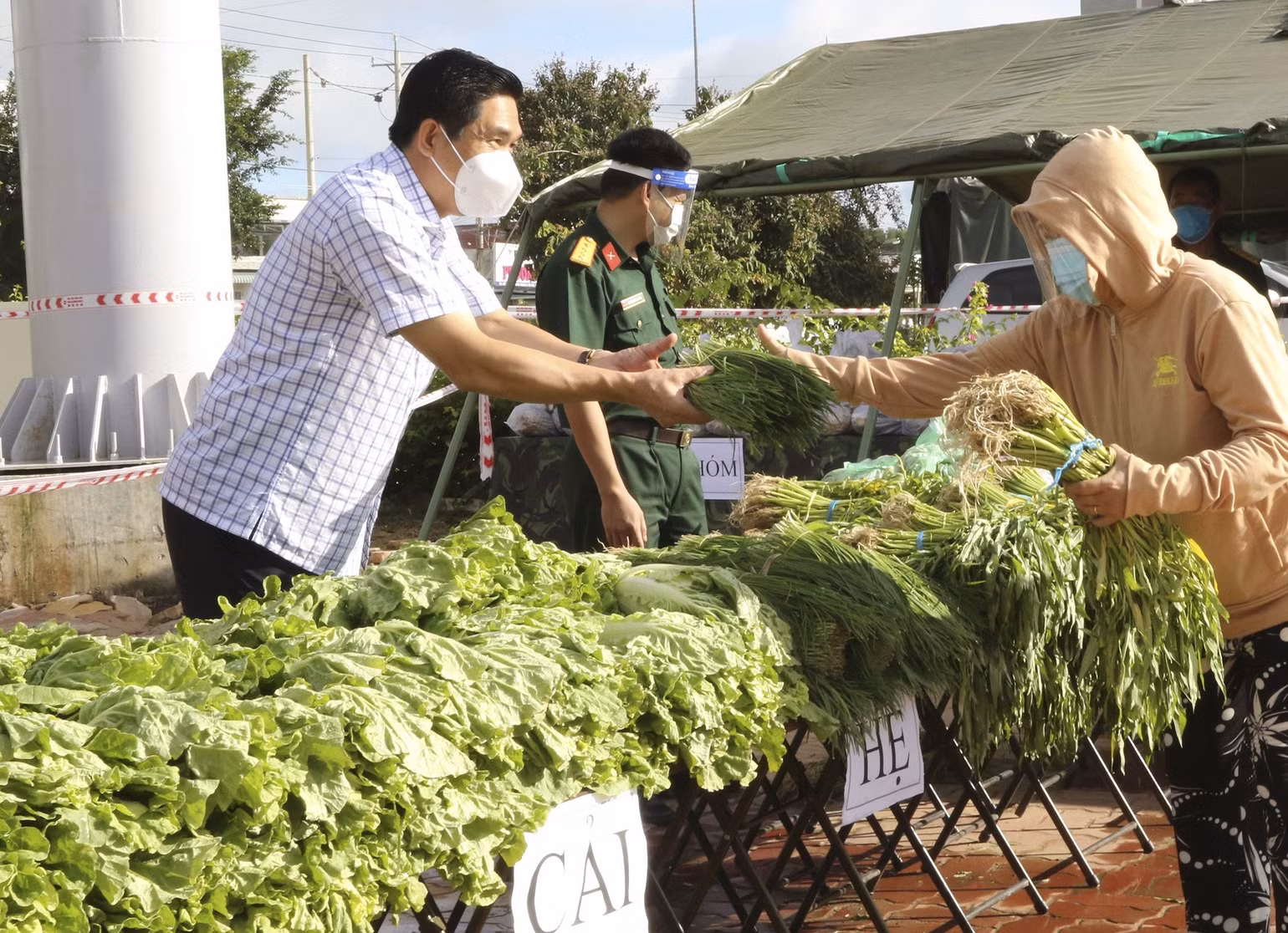 “Phiên chợ 0 đồng” đến với nhân dân biên giới -0