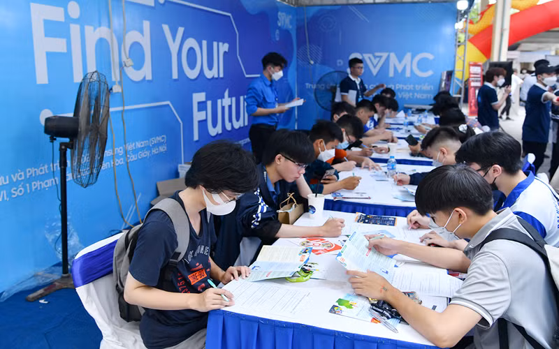 Nhiều hoạt động kết nối thiết thực, hấp dẫn tại Ngày hội việc làm Công nghệ - UET Jobfair 2022 -0