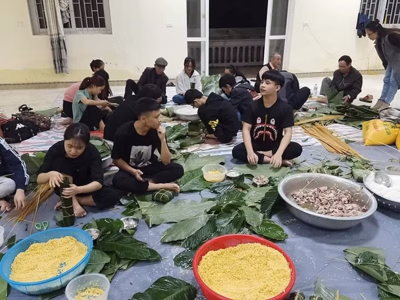 Trắng đêm làm bánh gửi vùng lũ -0