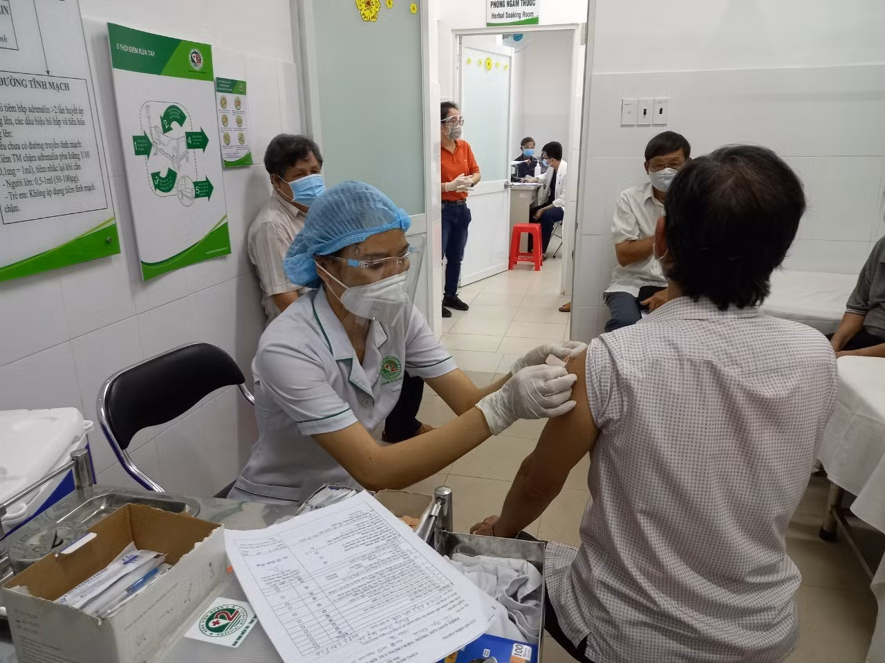 Tiêm chủng an toàn cho người cao tuổi, người nhiều bệnh nền -0