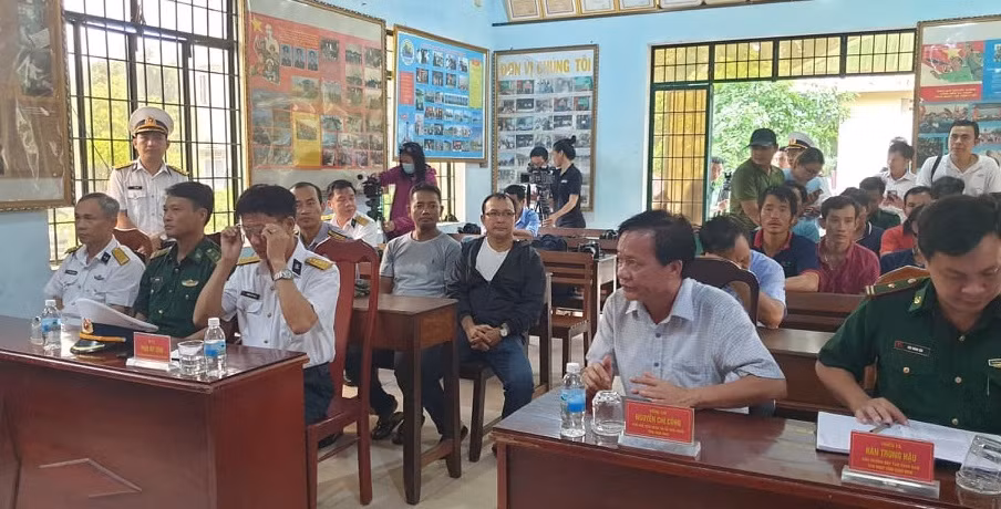 Đi ngược hướng bão để đón ngư dân tàu gặp nạn về bờ -0