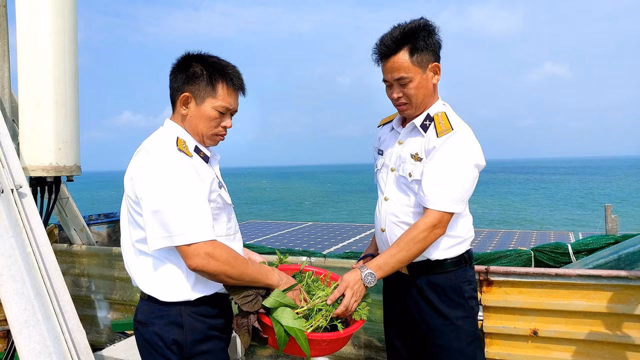 Những hình ảnh Tết đến với người lính trên nhà giàn DK1 -1