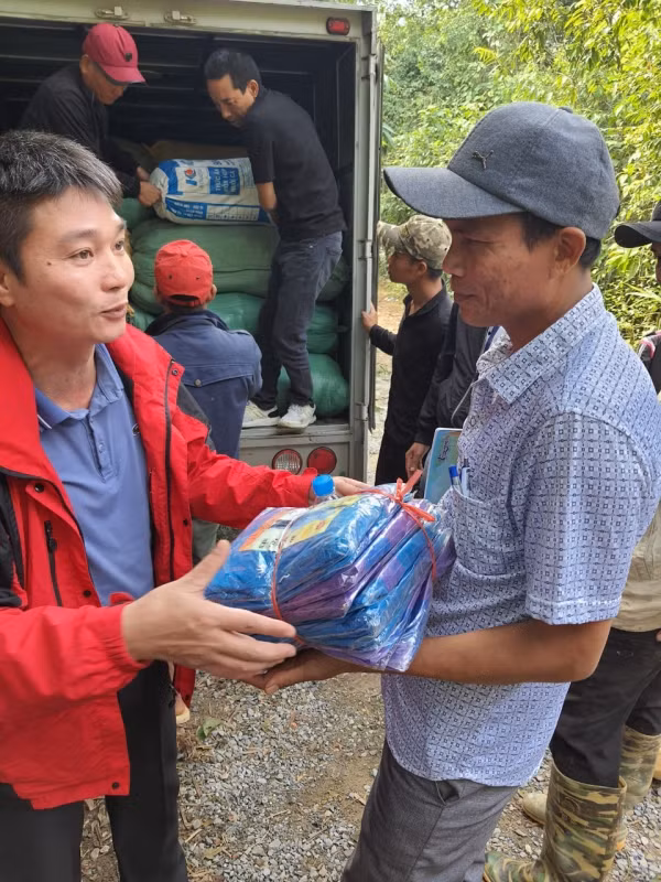 Thầy, cô trường làng cứu trợ người dân Vân Kiều bị cô lập trong lũ dữ -0