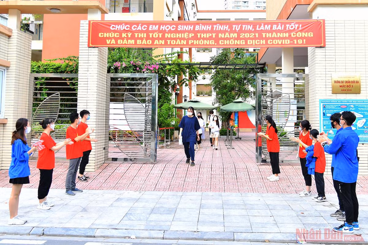 Kết thúc môn thi cuối, thí sinh vui vẻ vì hoàn thành tốt bài thi Ngoại ngữ -2