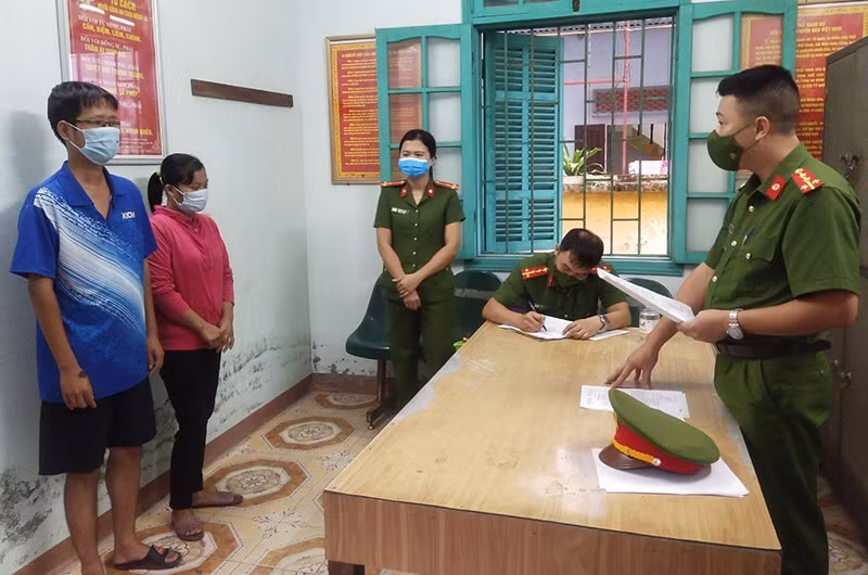 Bắt 4 người đưa và nhận hối lộ để qua chốt kiểm dịch không cần xét nghiệm -0