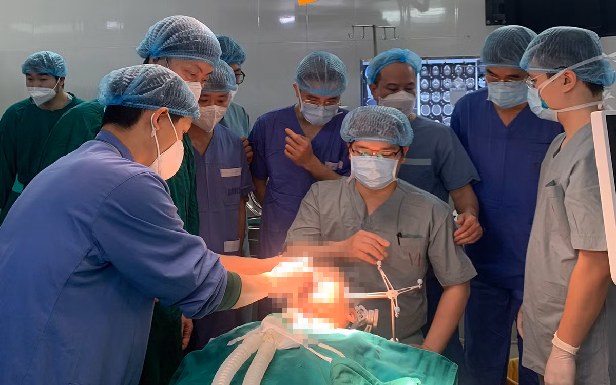 Một cuộc phẫu thuật, giải quyết 2 bệnh lý phức tạp -0