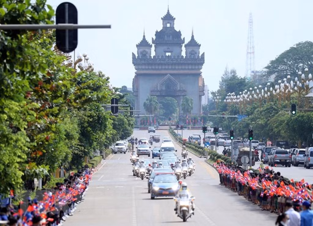 Tổng Bí thư, Chủ tịch nước Lào đón, hội đàm với Chủ tịch nước Nguyễn Xuân Phúc -0