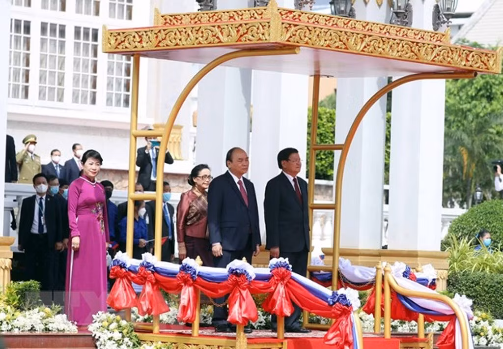 Tổng Bí thư, Chủ tịch nước Lào đón, hội đàm với Chủ tịch nước Nguyễn Xuân Phúc -0