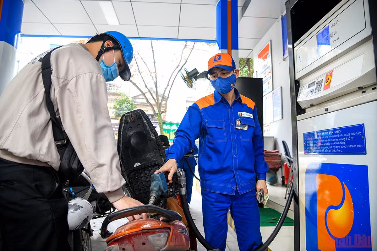 Giá xăng dầu tiếp tục tăng lần thứ 6, người dân Thủ đô tranh thủ đi mua trước giờ tăng giá -0