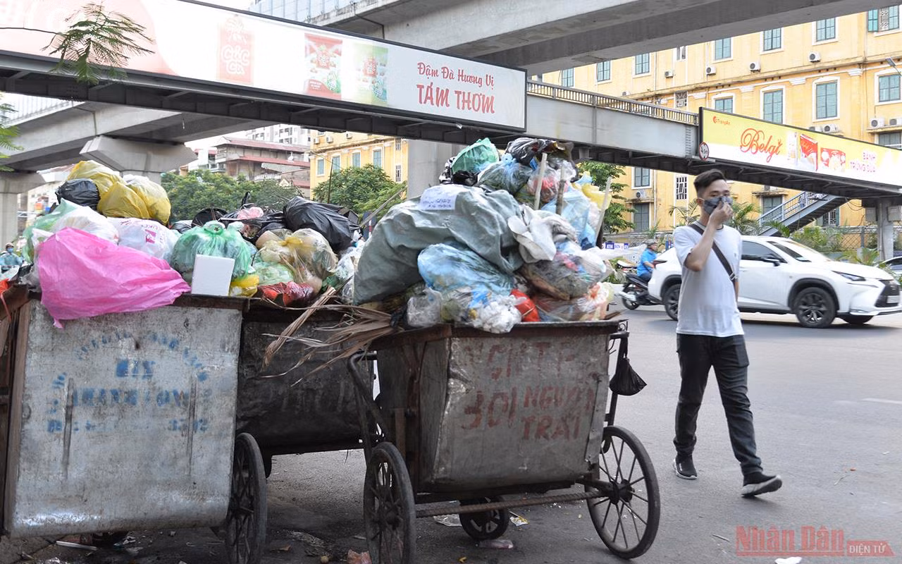 Ùn ứ rác thải tại nhiều khu vực nội thành Hà Nội -3