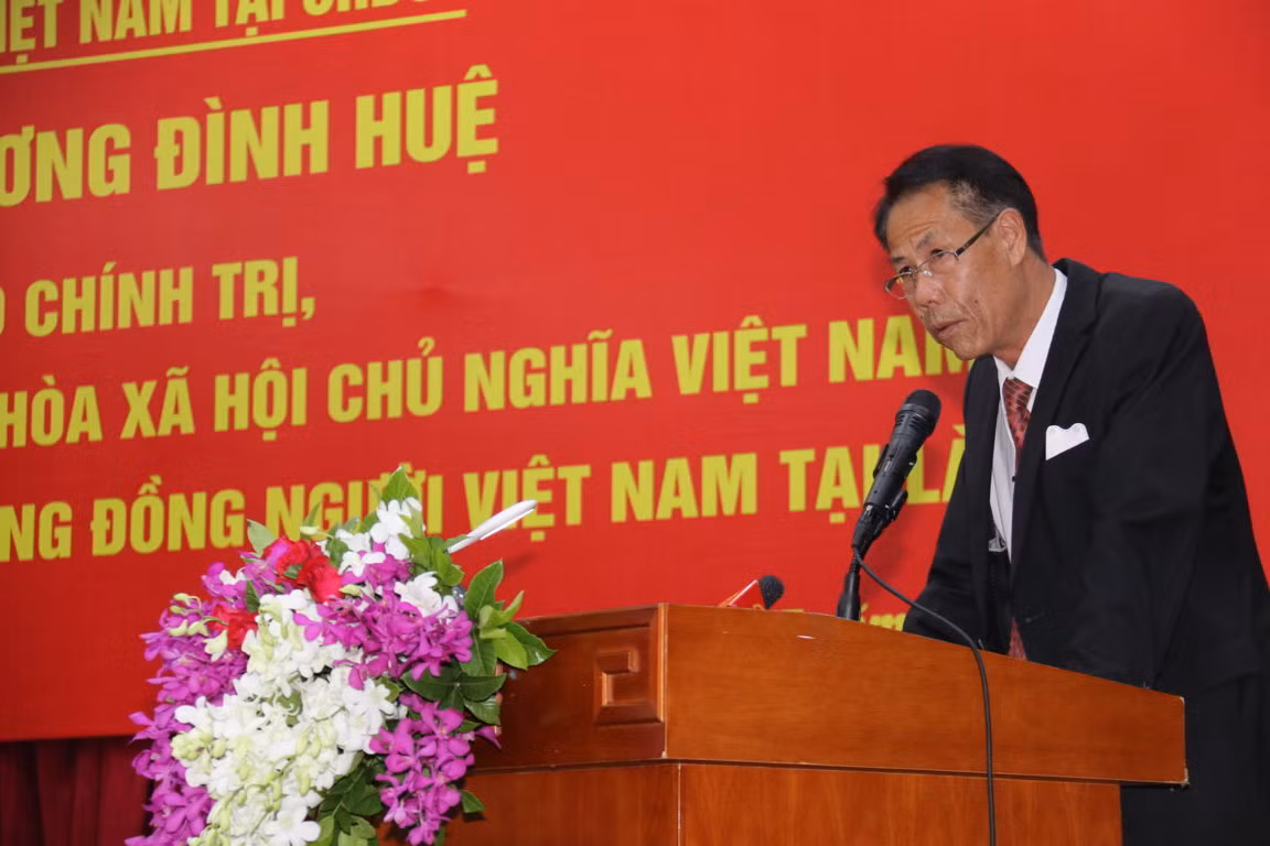 Chủ tịch Quốc hội Vương Đình Huệ gặp mặt cộng đồng người Việt Nam tại Lào -0