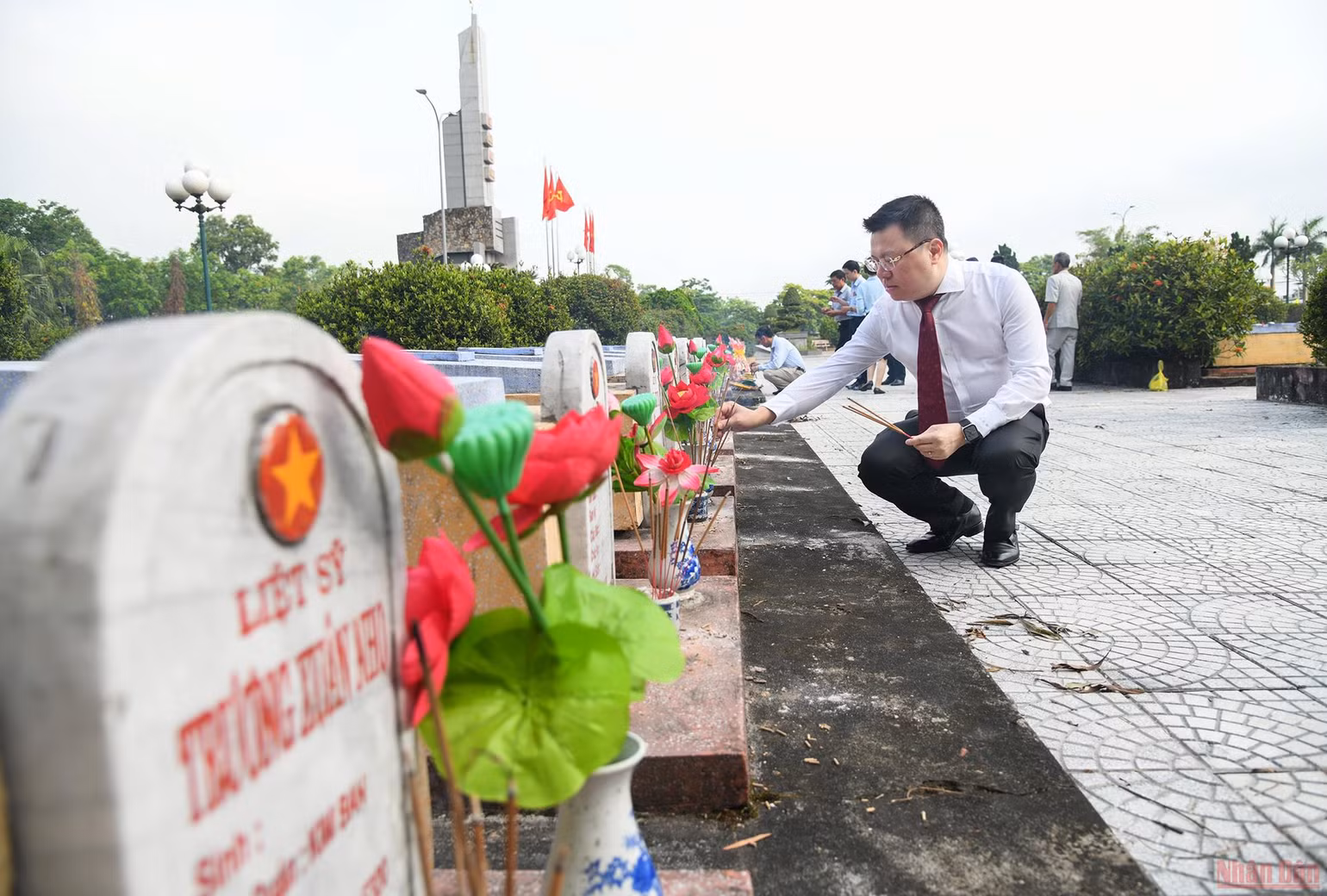 Đoàn công tác Báo Nhân Dân dâng hương Nghĩa trang liệt sĩ Triệu Phong -0