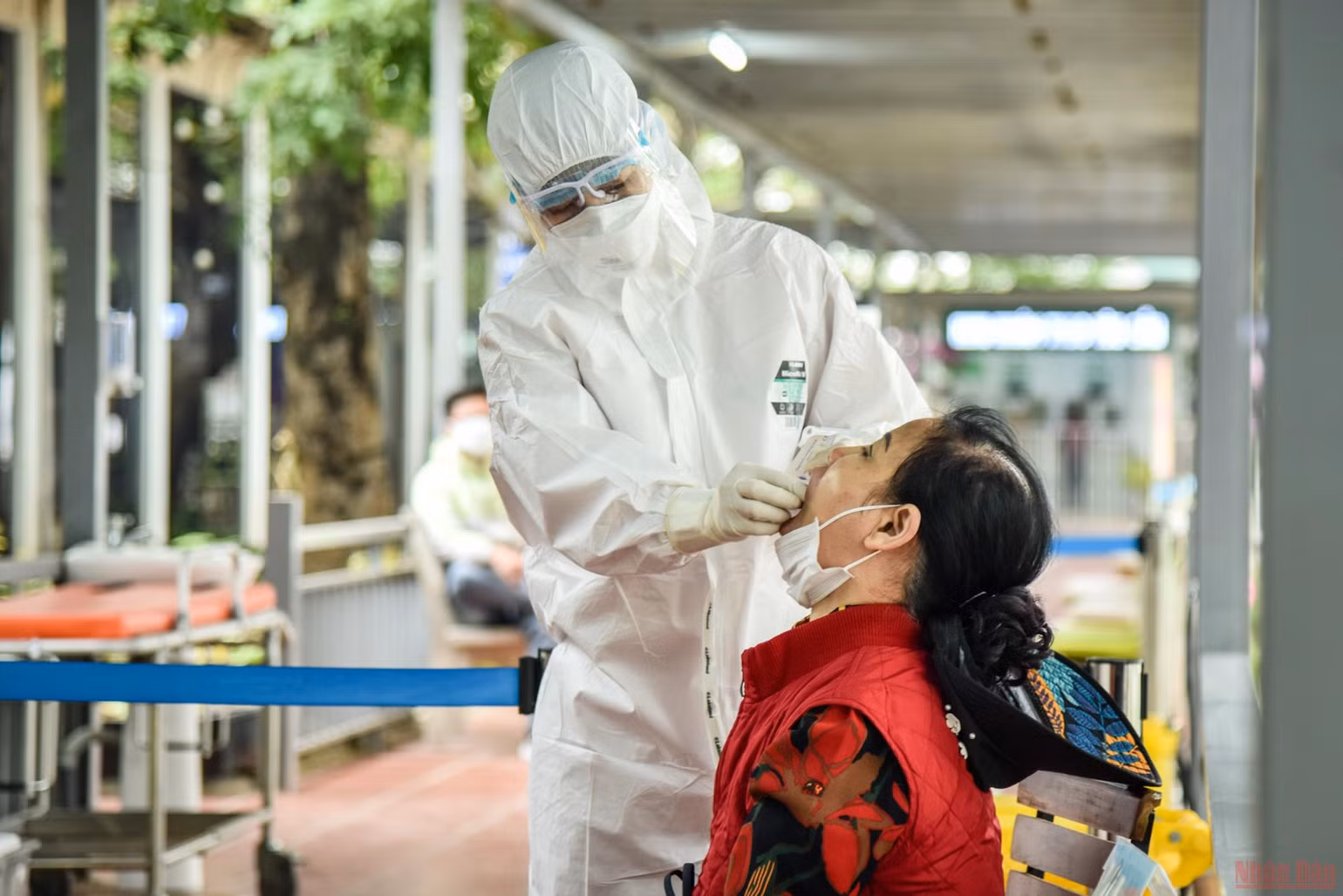 Nguy cơ lây lan dịch khi người dân tự đến viện khi test nhanh dương tính -0