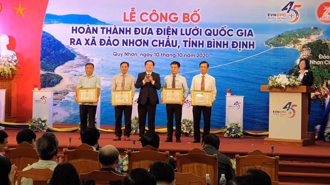 Hoàn thành dự án đưa điện lưới Quốc gia ra xã đảo Nhơn Châu, thành phố Quy Nhơn -0