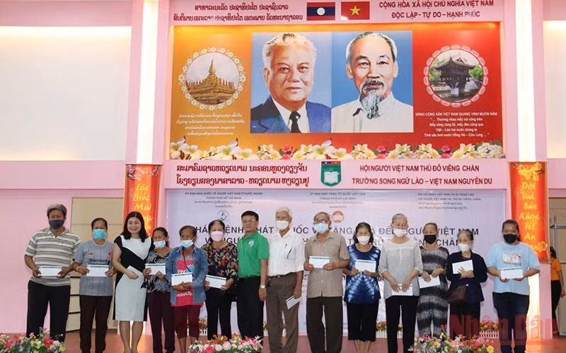 Bác sĩ Việt Nam khám chữa bệnh miễn phí người nghèo tại Lào -0