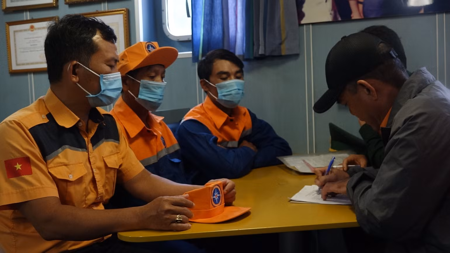 Cứu nạn kịp thời hai thuyền viên bị trôi dạt trên biển -0