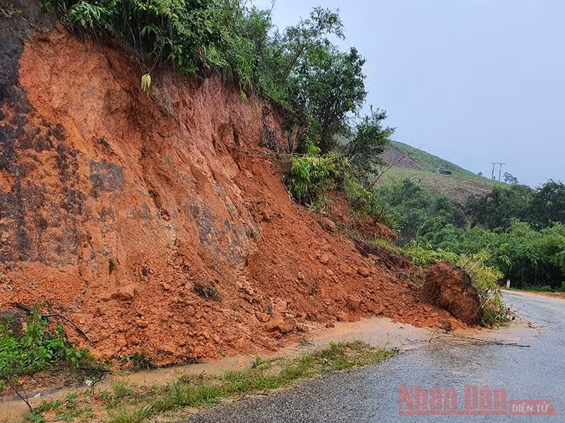 Hai người bị thương, ba nhà sập, 485 nhà bị tốc mái do bão số 9 -0