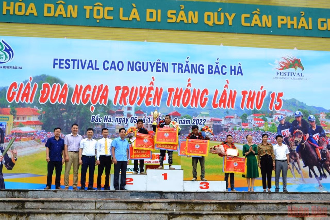 Sôi động đua ngựa thồ trên cao nguyên trắng Bắc Hà -0