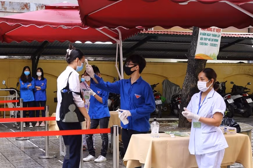 Tuyển sinh lớp 10 ở Hà Nội: Thí sinh “đội mưa” đến điểm thi -0