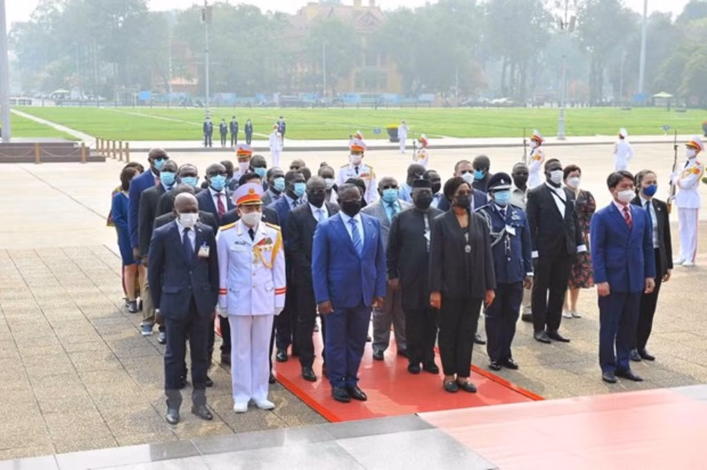 Hình ảnh Tổng thống Sierra Leone vào Lăng viếng Chủ tịch Hồ Chí Minh -0