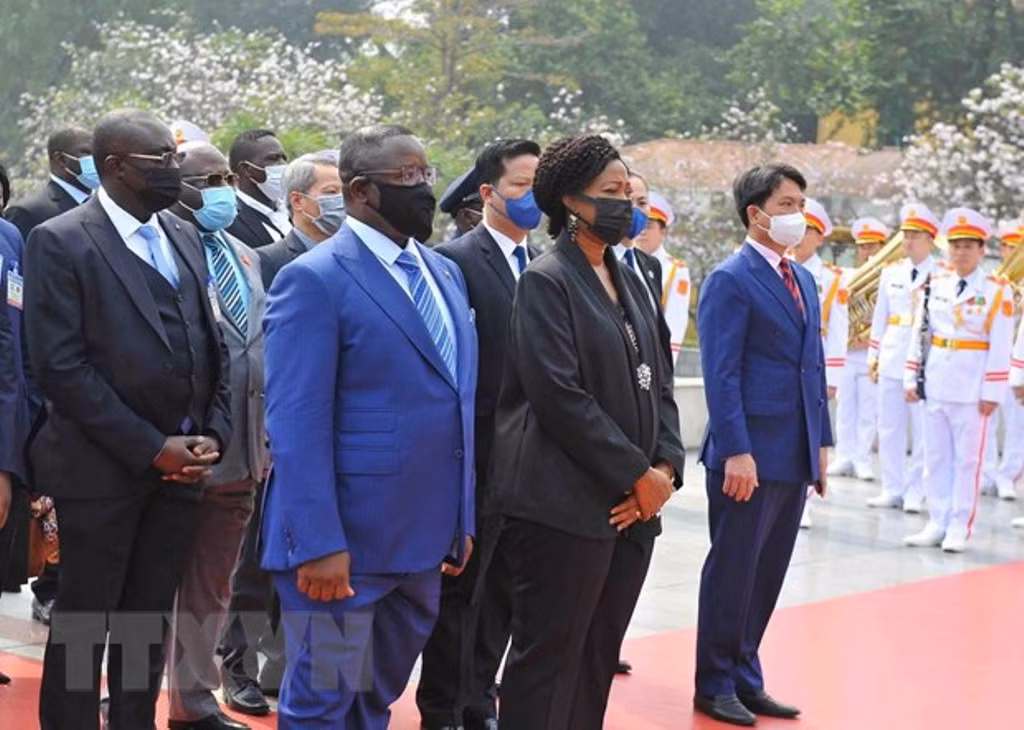 Hình ảnh Tổng thống Sierra Leone vào Lăng viếng Chủ tịch Hồ Chí Minh -0