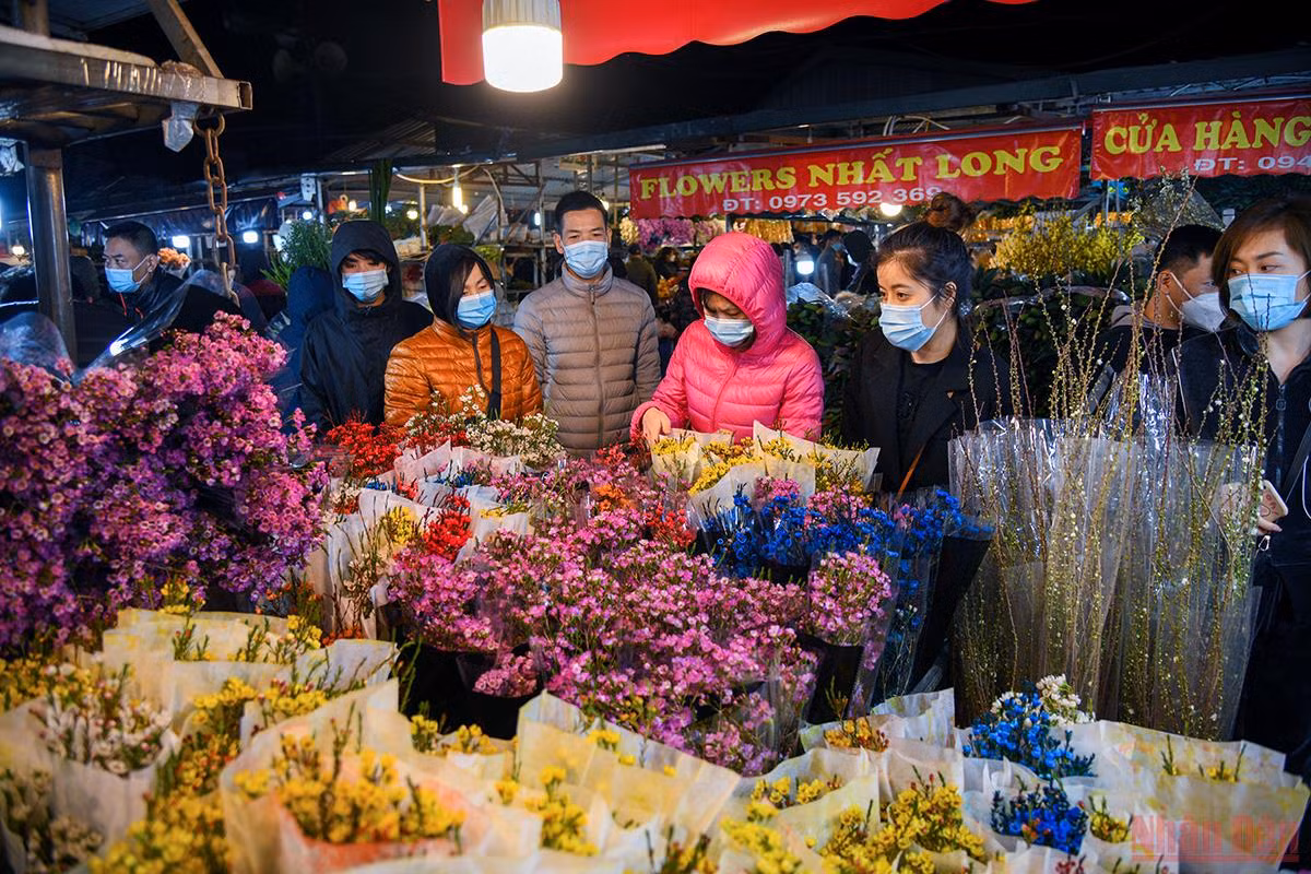 Tấp nập không khí người dân chen chân đi chợ hoa đêm lớn nhất Hà Nội ngày cận Tết -0