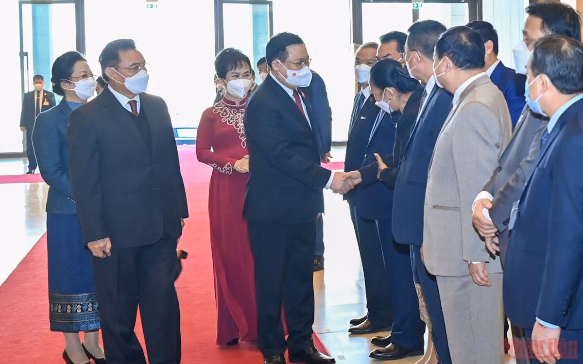 Chủ tịch Quốc hội Vương Đình Huệ đón, hội đàm với Chủ tịch Quốc hội Lào Saysomphone Phomvihane -4