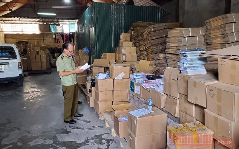 Cần có chế tài mạnh để xử lý việc in lậu các sản phẩm không đúng quy định -0