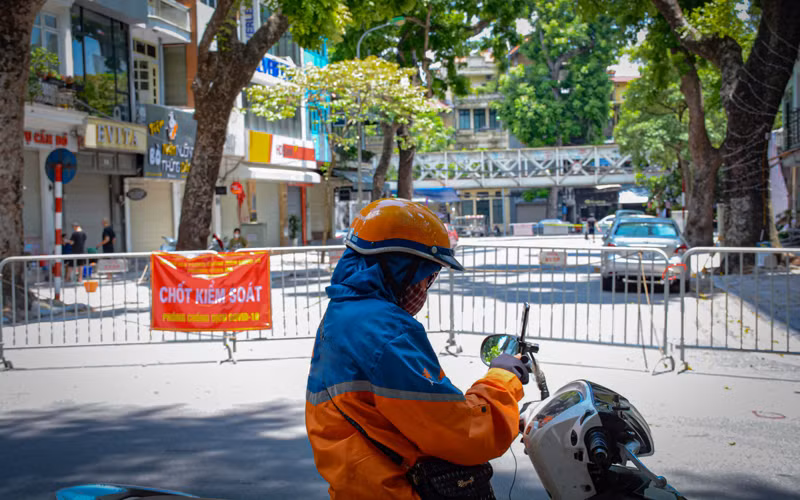 Theo chân shipper giữa ngày giãn cách -0