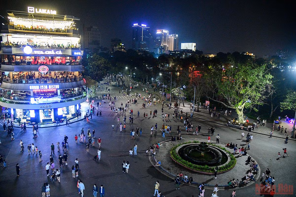  Hà Nội chính thức mở lại phố đi bộ hồ Gươm từ 18/3 -0