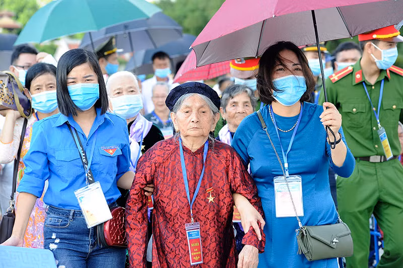 Đoàn đại biểu Bà mẹ Việt Nam Anh hùng vào Lăng viếng Chủ tịch Hồ Chí Minh -0