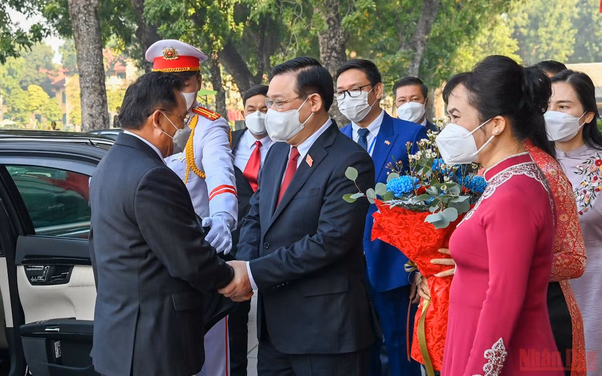 Chủ tịch Quốc hội Vương Đình Huệ đón, hội đàm với Chủ tịch Quốc hội Lào Saysomphone Phomvihane -2
