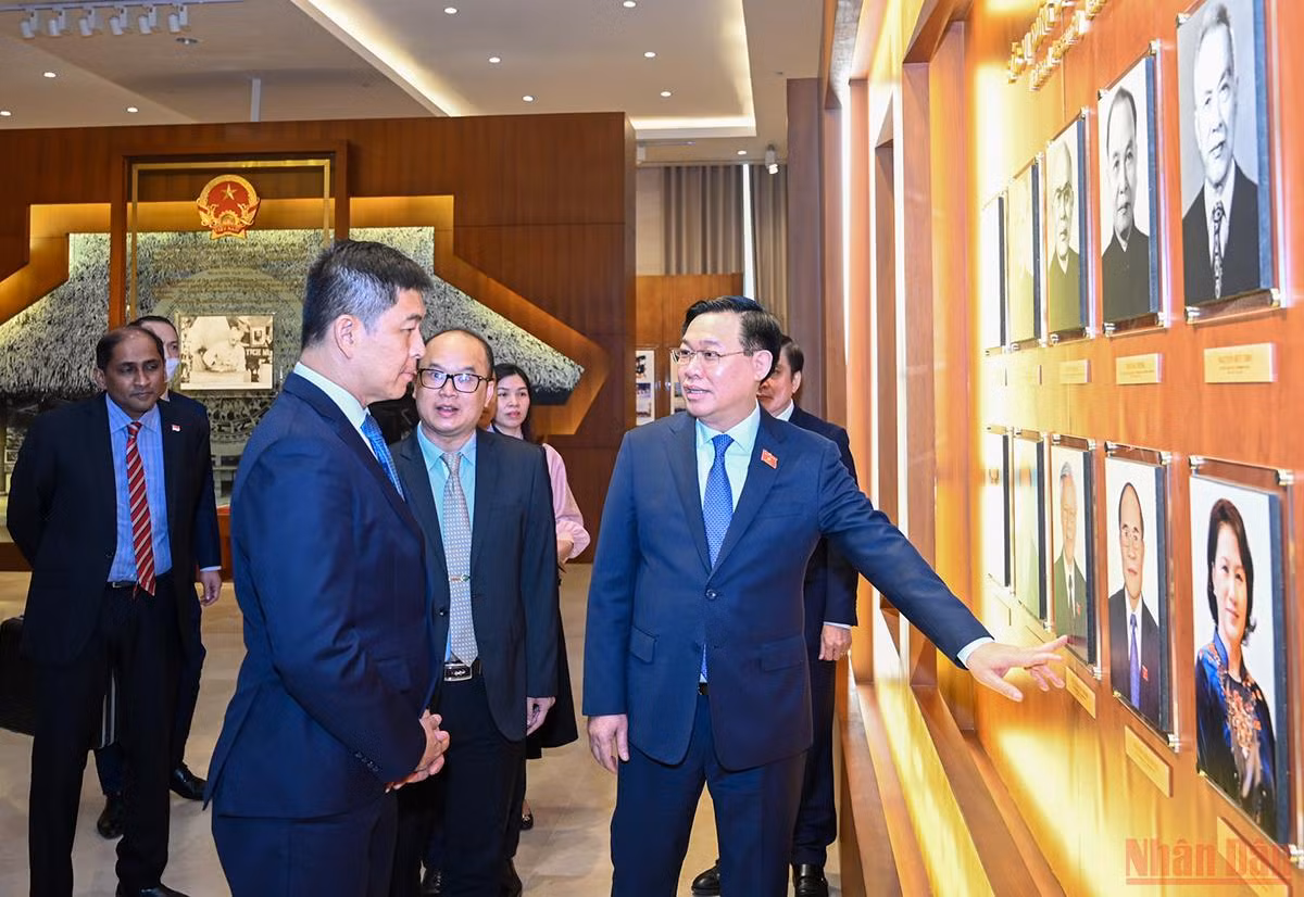 Chủ tịch Quốc hội Vương Đình Huệ đón, hội đàm với Chủ tịch Quốc hội Singapore Tan Chuan-Jin -1