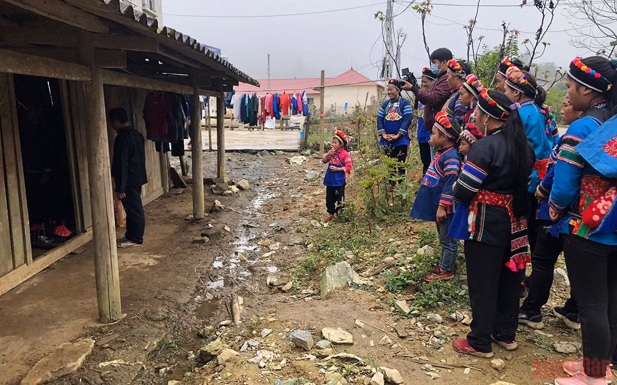 Vui nhộn lễ quét ma của người Phù Lá -0