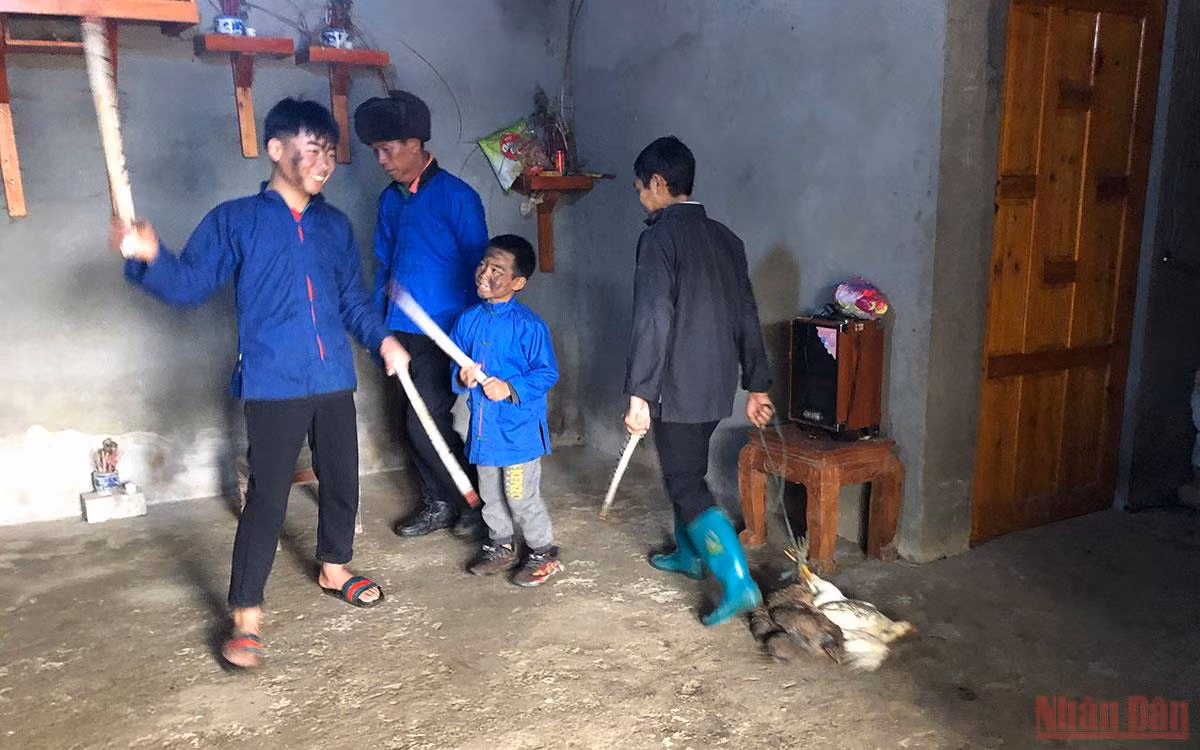 Vui nhộn lễ quét ma của người Phù Lá -0