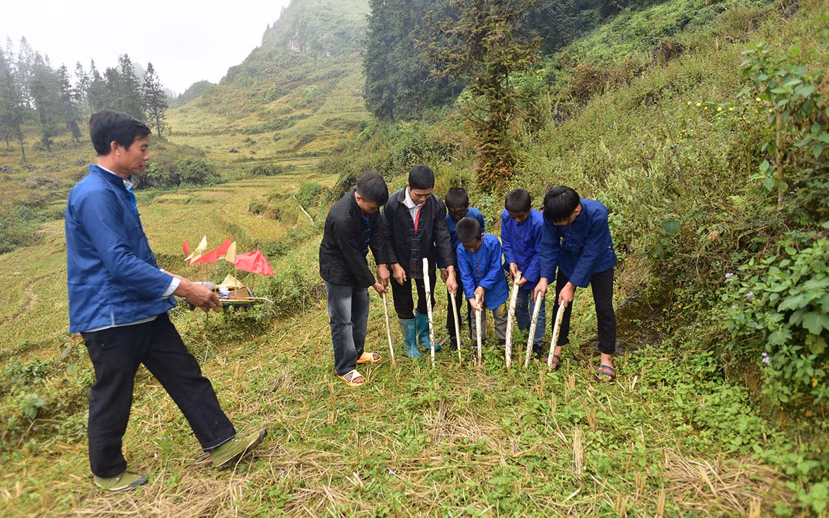 Vui nhộn lễ quét ma của người Phù Lá -0