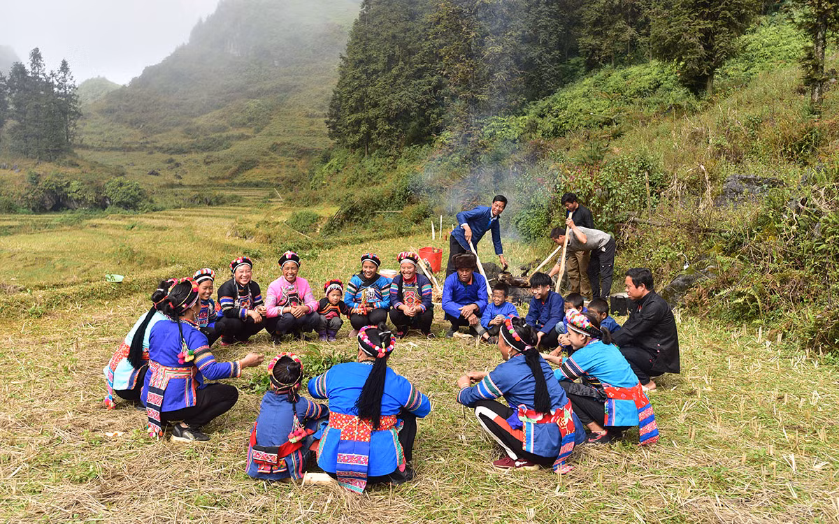 Vui nhộn lễ quét ma của người Phù Lá -0