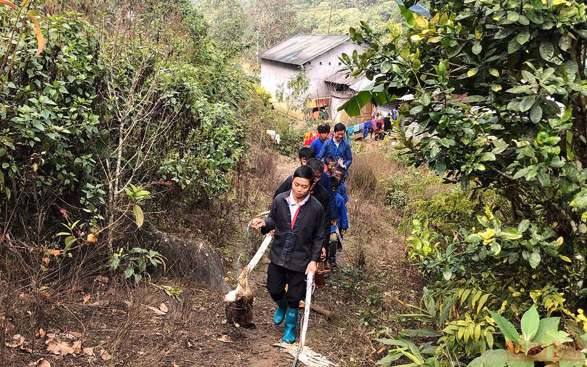 Vui nhộn lễ quét ma của người Phù Lá -0