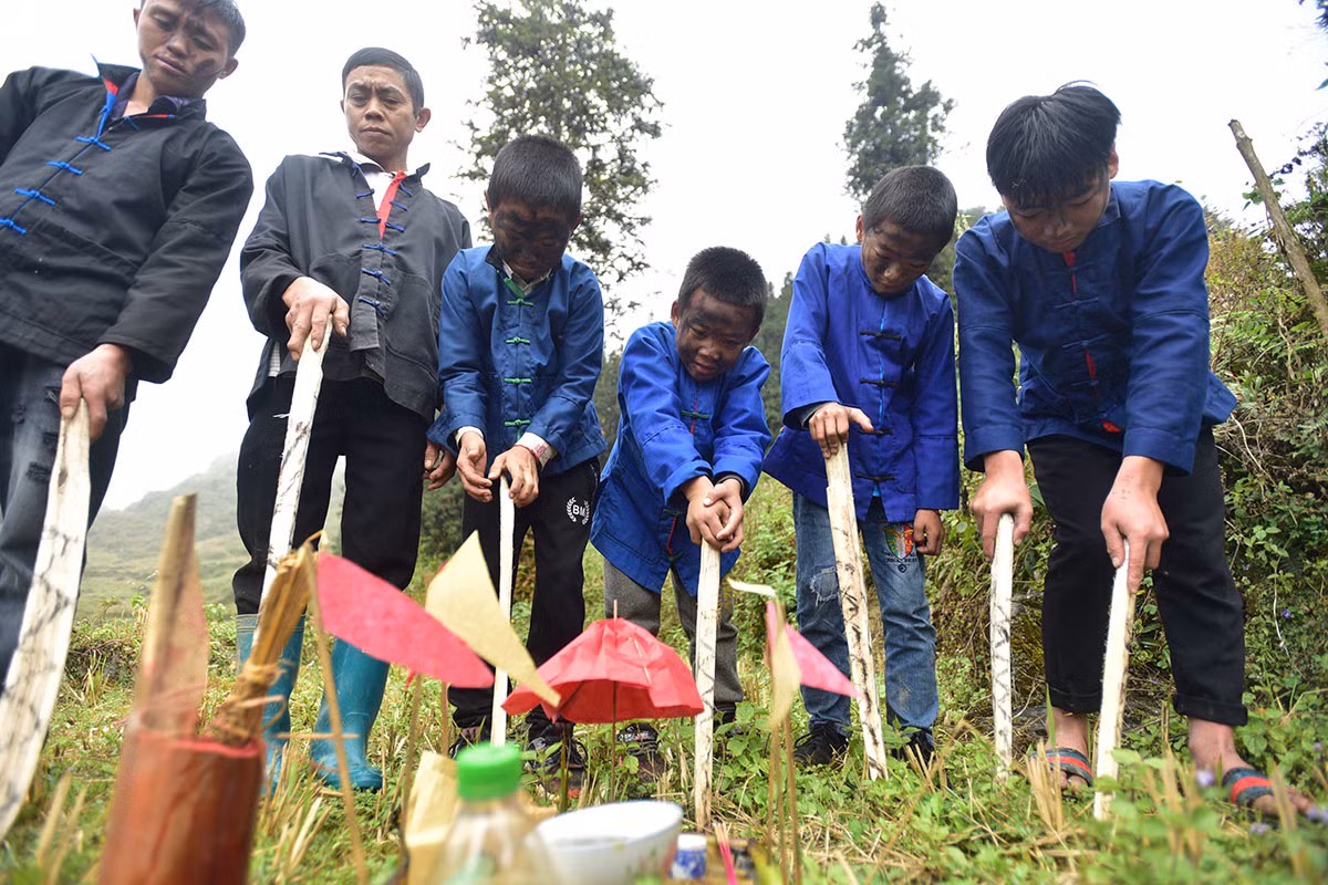 Vui nhộn lễ quét ma của người Phù Lá -0