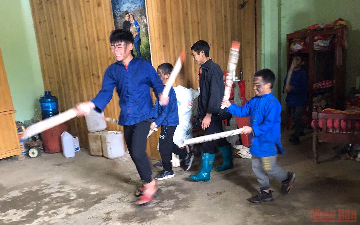 Vui nhộn lễ quét ma của người Phù Lá -0