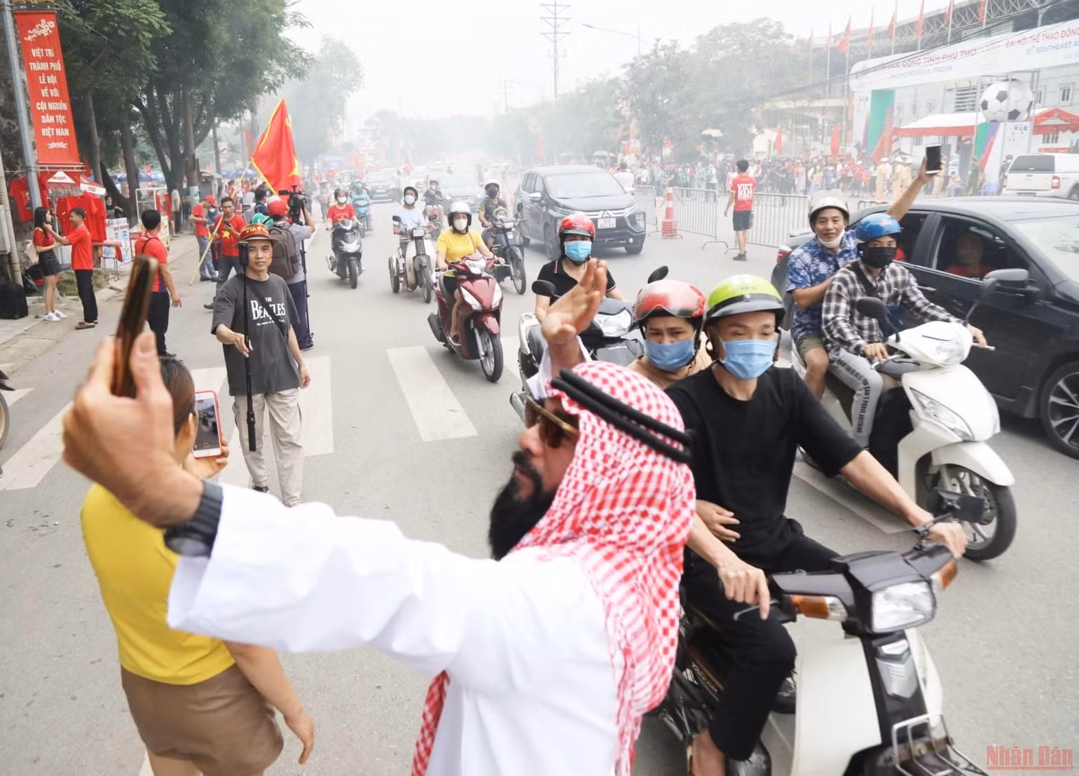 Rất đông cổ động viên đến cổ vũ cho đội tuyển U23 Việt Nam -1