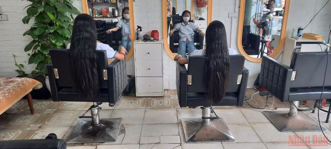 Tết Thiếu nhi: Hy vọng thắp lên từ những lọn tóc buộc chun vàng -0