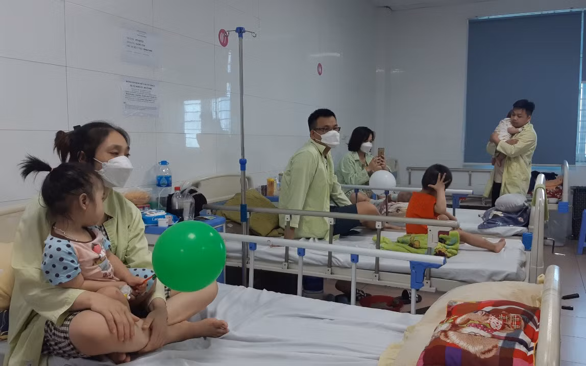 Thời tiết thay đổi, nhiều trẻ nhập viện vì bệnh lý hô hấp, tiêu hóa -0