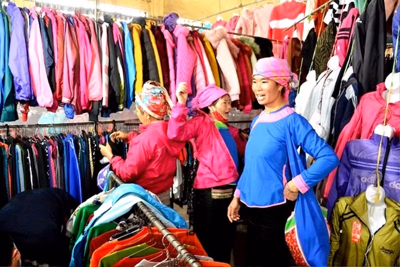 Đông vui chợ phiên vùng cao ngày Tết -0