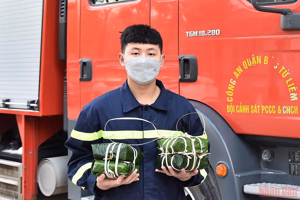 Những người lính đi cùng mùa xuân -0