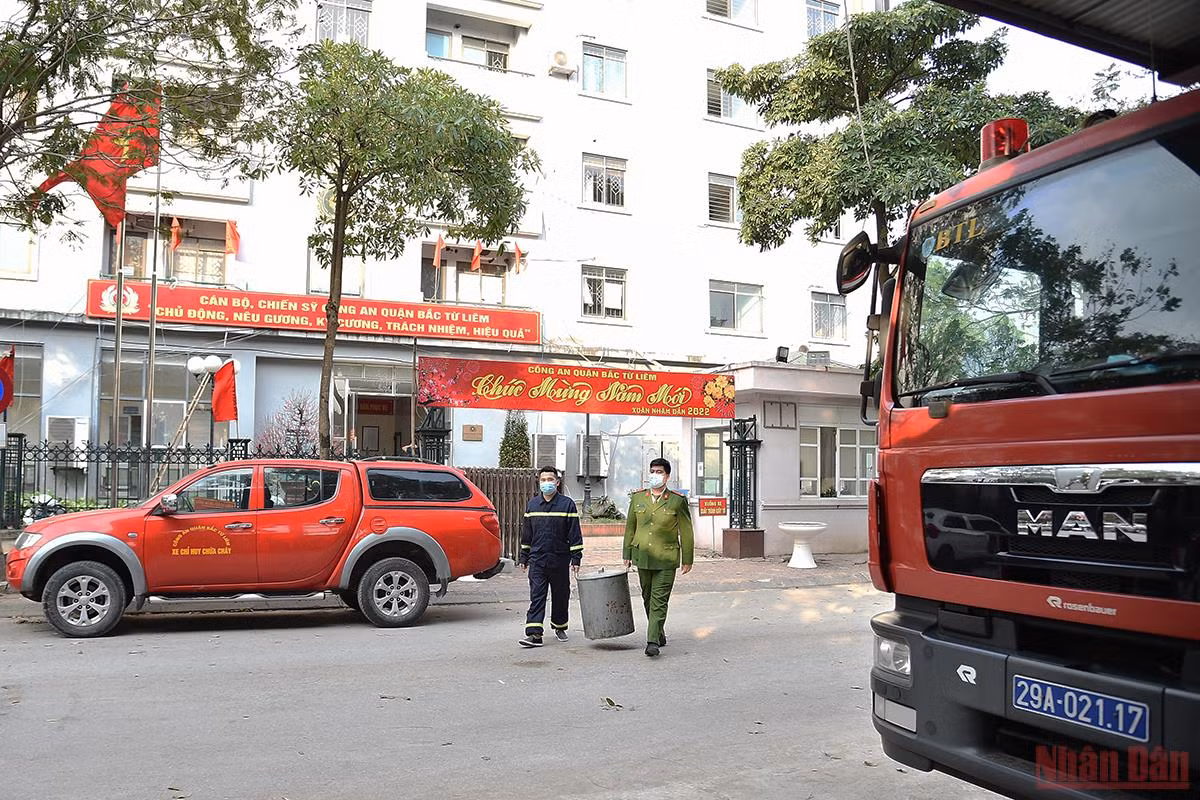 Những người lính đi cùng mùa xuân -0
