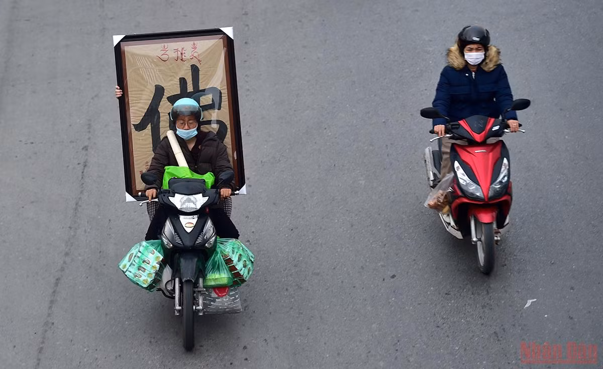 Hà Nội: Người dân lỉnh kỉnh đồ đạc về quê ăn Tết, nhiều tuyến đường ùn ứ -0