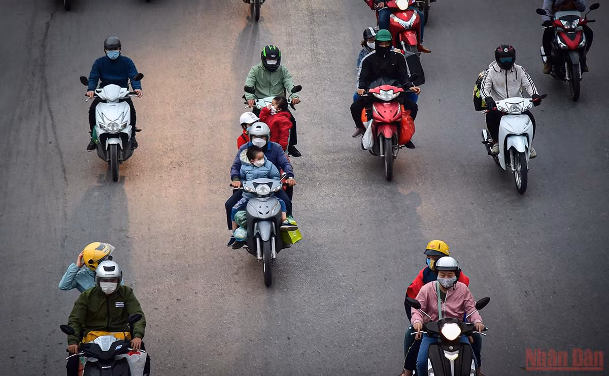 Hà Nội: Người dân lỉnh kỉnh đồ đạc về quê ăn Tết, nhiều tuyến đường ùn ứ -0